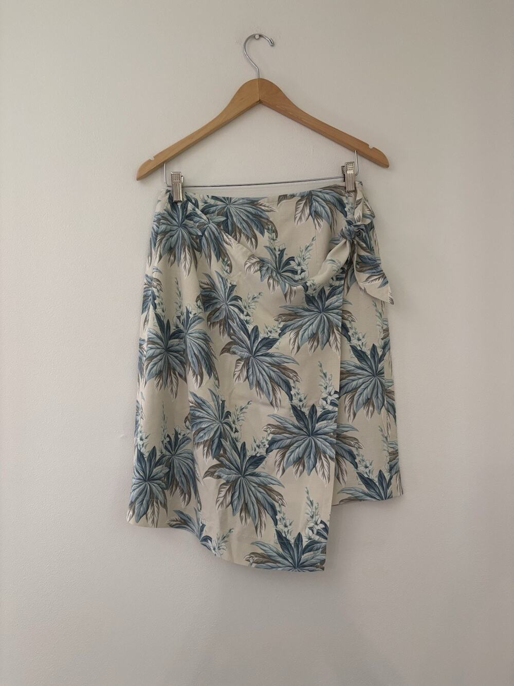 Vintage Tommy Bahama 100% Silk Wrap Skirt Floral Print Beige size Small Knee